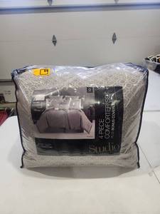 lot 24 image: Studio 4-Piece Comforter Set Queen Radius