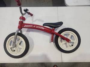 lot 31 image: Radio Flyer Balance Bike Red