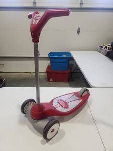 lot 32 image: Radio Flyer 3-Wheel Scooter Red