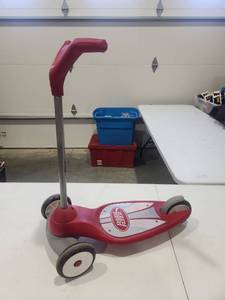 lot 33 image: Radio Flyer Scooter Red Three-Wheel