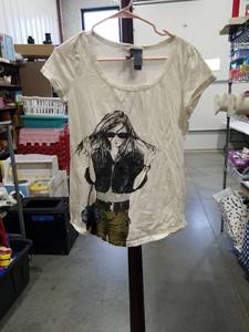 lot 1175 image: Bisou Womens Graphic T-Shirt Short Sleeve Cream Size Small