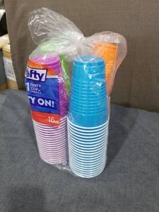 lot 1226 image: Hefty Party On Disposable Cups 16oz Portable, Solid Pattern, Household Use