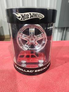 lot 1242 image: Hot Wheels Cadillac Escalade 164 Die-Cast with Wheel Display 6027 C0687