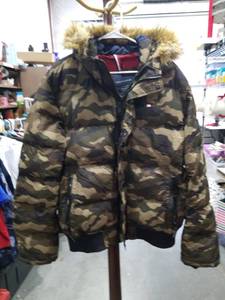 lot 1257 image: Tommy Hilfiger Camouflage Puffer Jacket XL Water Resistant Wind Resistant