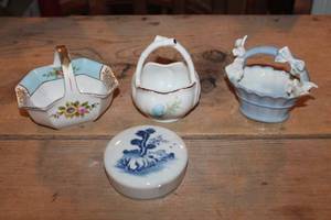lot 2515 image: Vtg. Made in Japan Trinket Baskets & More