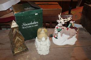 lot 2520 image: IOB Snowbabies Water Globe and More