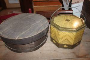 lot 2532 image: Vintage Metal Biscuit Tin & Cheese Box