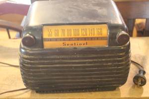 lot 2536 image: Antique Sentienel Radio untested