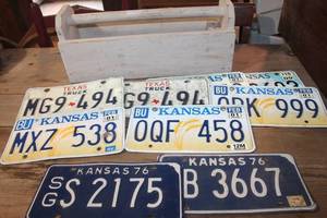 lot 2541 image: Vtg. 1970s & More License Plates & More in Wood Box