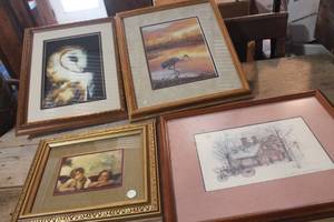 lot 2558 image: Various Sized Home Dcor Flower Pictures