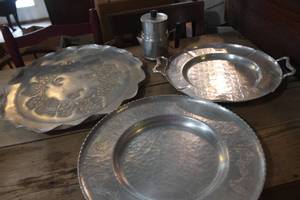 lot 2567 image: Vtg. Hammered Aluminum Serving Trays & More