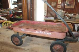 lot 2577 image: Vintage Radio Flyer Wagon
