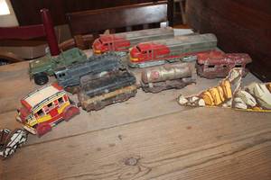 lot 2315 image: Vintage Metal Trains and More