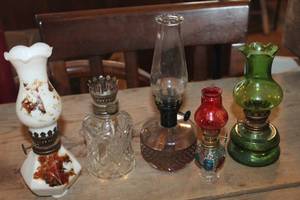 lot 2316 image: Vintage Small Oil Lamps