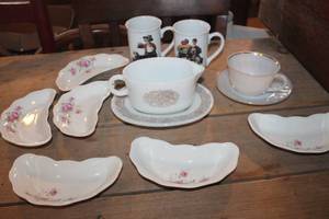 lot 2319 image: Vintage Pyrex Gravy Boat and More