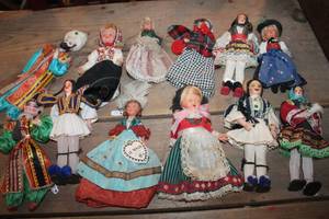 lot 2324 image: Vintage Dolls
