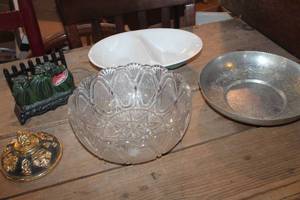lot 2331 image: Vtg. Cast Iron Napkin Holder and More