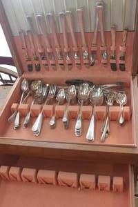 lot 2358 image: Vtg. Oneida Silverware in Wooden Storage Box