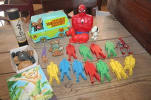 lot 2384 image: Vtg. Scooby Doo Van and More