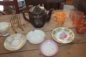 lot 2394 image: Vintage Teapot and More