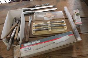 lot 2395 image: Vtg. Knife Set, Carving Sets and More