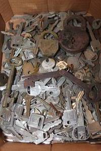 lot 2402 image: Lot of Vintage Keys and Locks