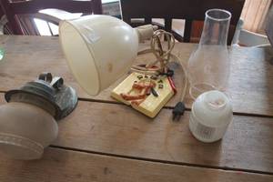 lot 2412 image: Vintage Pluto Lamp untested & More