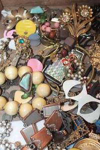 lot 2451 image: Flat of Misc. Vintage Jewelry