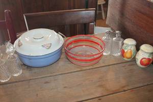 lot 2458 image: Vtg. Casserole Dish with Lid and More