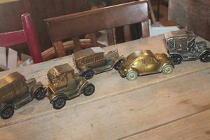 lot 2485 image: Vintage Metal Car Banks