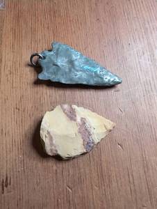 lot 1205 image: Arrowhead-Shape PendantsStones - 2 ct