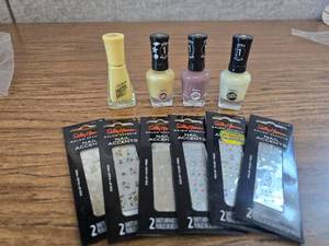 lot 841 image: 4 Pack Nail Polish with 6 Nail Accents