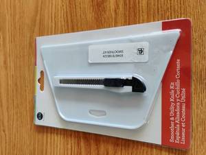 lot 1502 image: RoomMates Smoother & Utility Knife Kit KITA227FP
