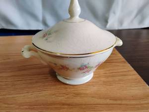 lot 1517 image: Porcelain Covered Tureen with Lid and Floral Decoration