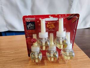 lot 1530 image: Glade Plugins Scented Oil Refills Autumn Spiced Apple 5-Pack Limited Edition