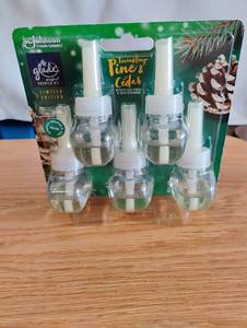 lot 1531 image: Glade Plugins Scented Oil Refills Twinkling Pine & Cedar 5-Pack Limited Edition