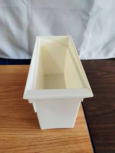 lot 1553 image: Rubbermaid Rectangular Ice Bin