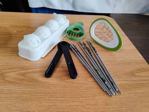lot 1562 image: Kitchen Utensil Set with Ice Cube Mold