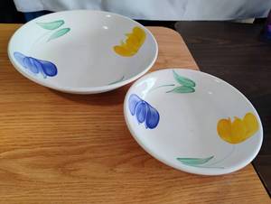 lot 1564 image: Porcelain Bowls with Floral Decoration Set of 2