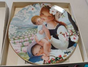 lot 1568 image: Ferrandiz Spring Blossoms Beautiful Bounty Fourth Limited Edition Collector Plate 24610000