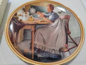 lot 1573 image: Knowles Norman Rockwell Working in the Kitchen Plate 16067F Ninth Issue