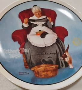 lot 1575 image: Knowles Mending Time Norman Rockwell Mothers Day Plate 1985 Limited Edition 2182A