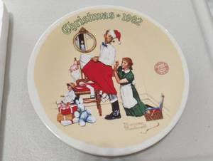 lot 1578 image: Rockwell Society 1992 Christmas Plate The Christmas Surprise Limited Edition