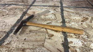 lot 21 image: Magnetized Tack 9-1531 Hammer with Wood Handle 9.5 inches long