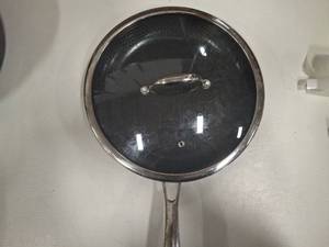 lot 3734 image: Hexclad 12 Inch Fry Pan With Lid