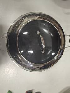 lot 3737 image: Hexclad 14 Inch Wok Pan With Lid