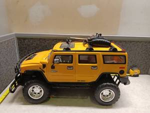 lot 10 image: New Bright 9.6 Volt Hummer H2 Radio Control SUV Yellow Black - Missing Battery in H2 - Battery inside Controller works