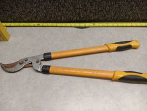 lot 38 image: Centurion Bypass Pruning Lopper - Bolts need Tightened