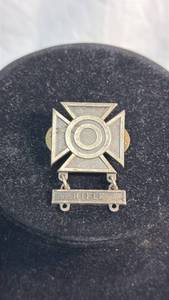 lot 33 image: Military Rifle Marksmanship Badge