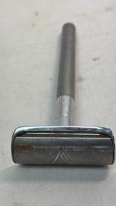 lot 195 image: Safety Razor Head with Handle
